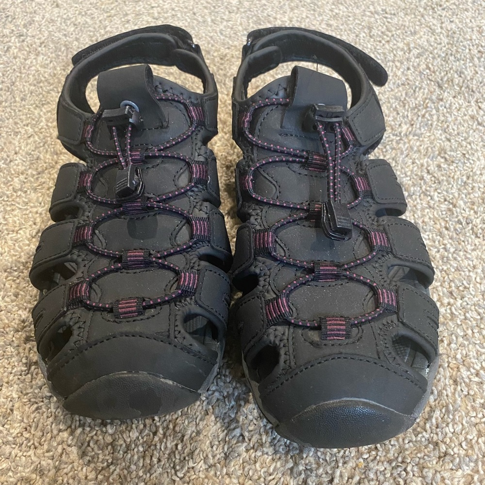 Women’s Khombu closed toe sandal 9 M